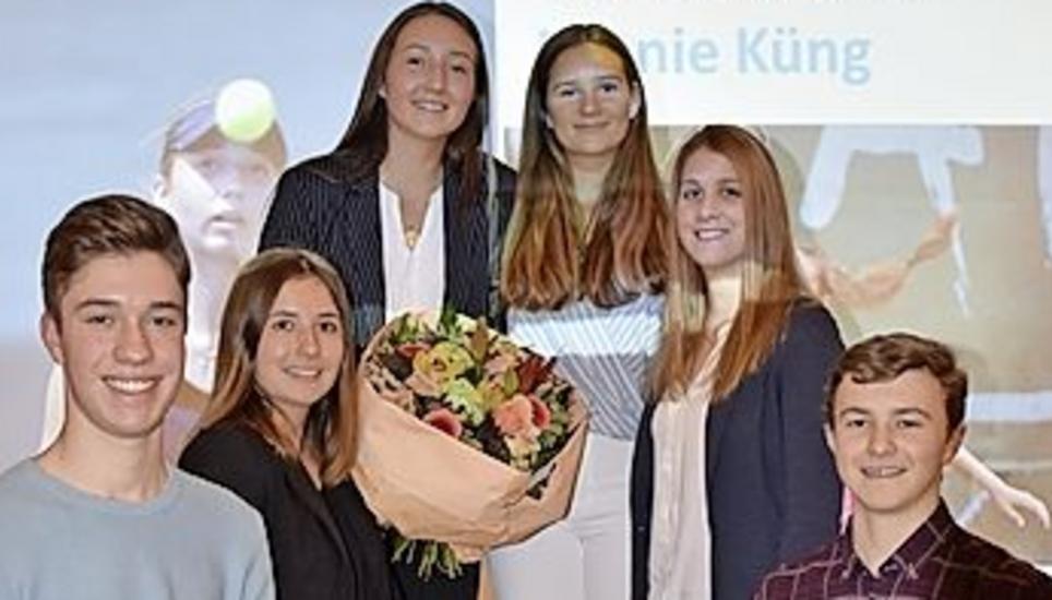 Lorenz Weber, Janina Hug, Lisa Küng, Nadja Stehli und Julian Fürst (von links) posierten mit der Gewinnerin Leonie Küng (Dritte von links).