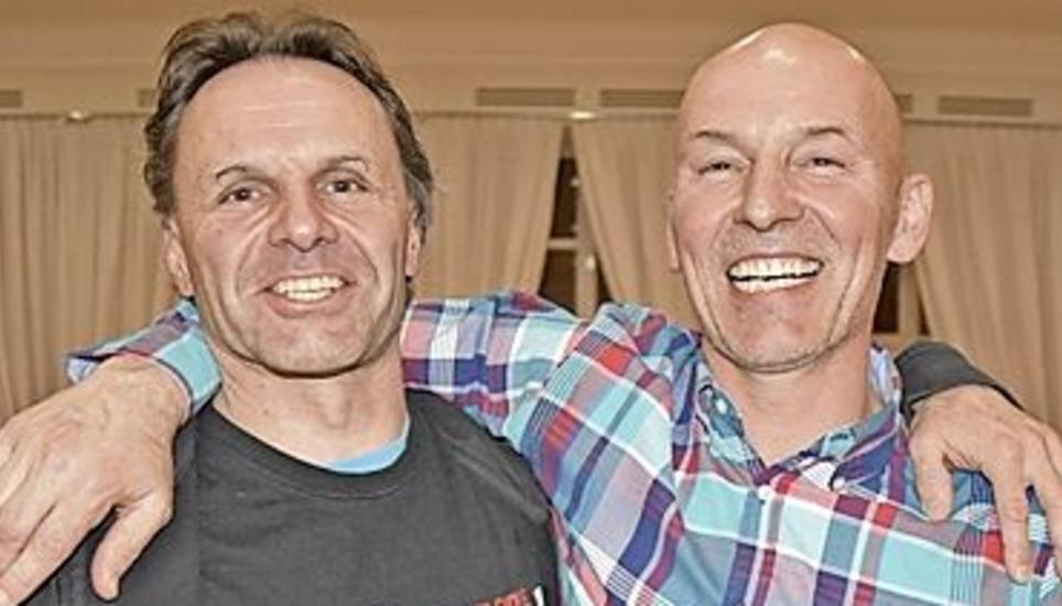 André Marquetant (links) und René Spengler, beides ehemalige Kadetten-Handballer, gehören zu Leonie Küngs Clubkollegen vom TC Cilag und waren auch im Park Casino anzutreffen. Küng trainiert oft auf den dortigen Plätzen, weil sie da den besten Belag vorfindet.