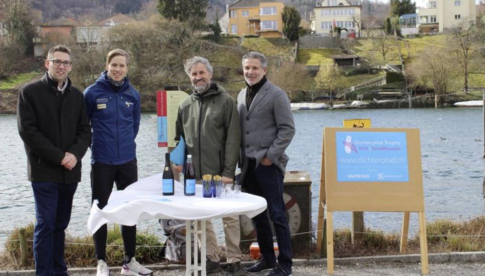 Organisator Arie Späth, Langstreckenläufer Marco Kern, Dichterpfad-Vereinspräsident Martin Harzenmoser und Schulleiterverbandspräsident Stefan Balduzzi stellten die «Dichterpfad Trophy» am Lindli vor. Bild: Verein Schaffhauser Dichterpfad