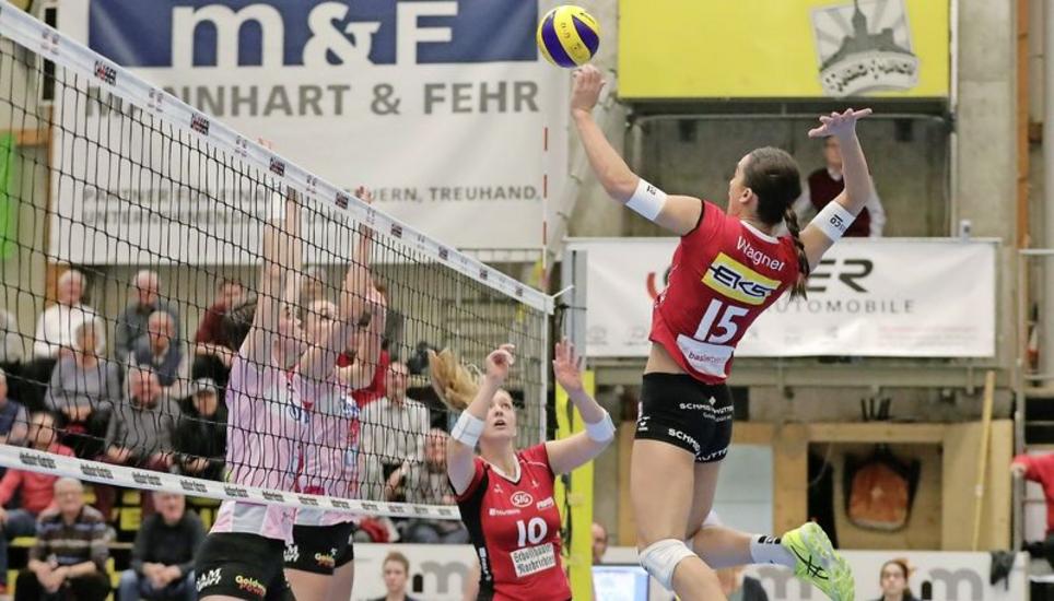 Mit ihren wuchtigen Smashes stellte Kanti-Mittelblockerin Jessica Wagner (15) den Aesch-Block vor allem im dritten Satz vor meist unlösbare Probleme. Bild: Werner Schläpfer