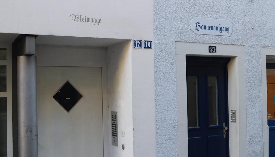 Ein relativ trockener Humor hatte wohl auch der Erbauer des linken Hauses.