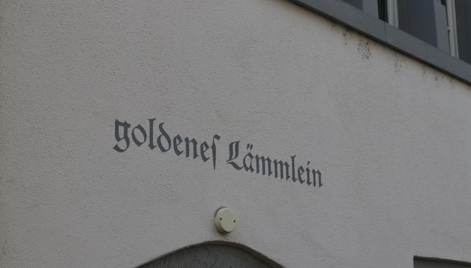 Besonders grossartig ist aber diese Kombination aus der Webgergasse. Hier steht das Haus «goldenes Lämmlein» gleich neben...