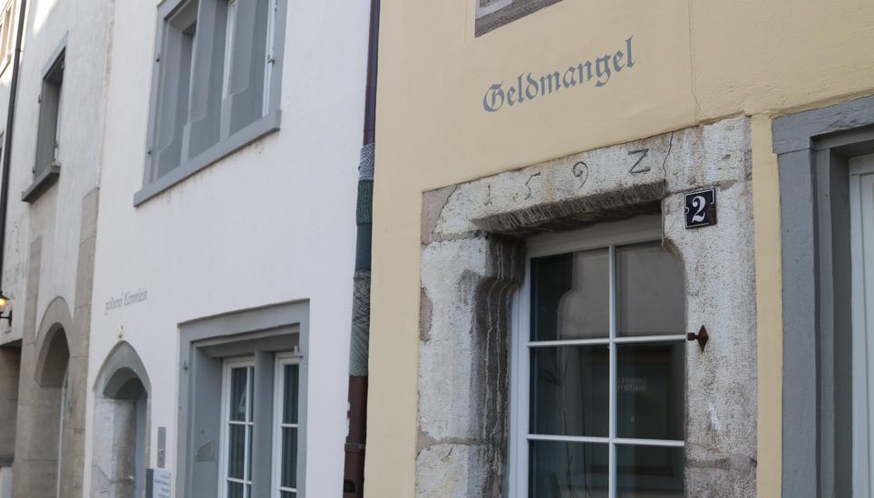 ...dem Haus «Geldmangel». Da war der reiche Nachbar wohl zu geizig.