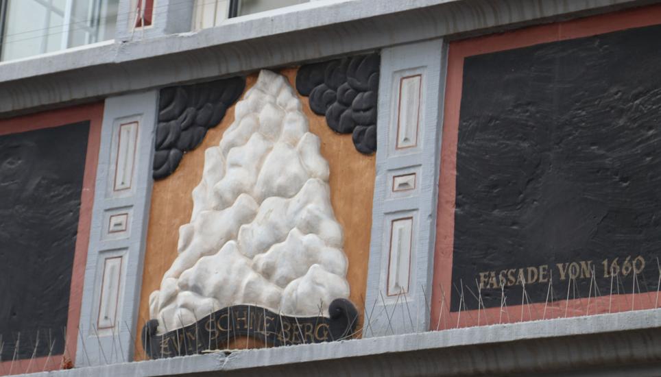 Dieser Hausname würde man wohl eher in den Bergen erwarten. Vielleicht wurde das Gebäude ja nach einem besonders harten Winter fertiggestellt.