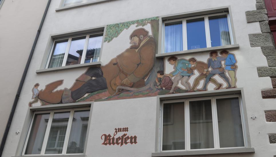 Etwas moderner als das Haus selbst aber trotzdem schön. An der Fassade dieses Hauses «zum Riesen» wurde der Namensgeber gleich selbst abgebildet.