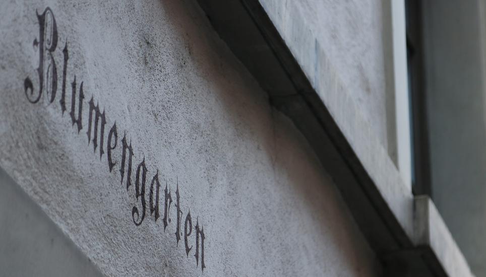 Etwas grau, diese Fassade, für einen Blumengarten.