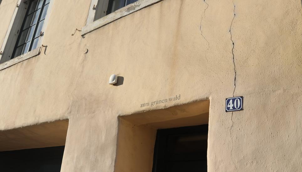 Naja, grün sieht diese Fassade für uns nicht wirklich aus.