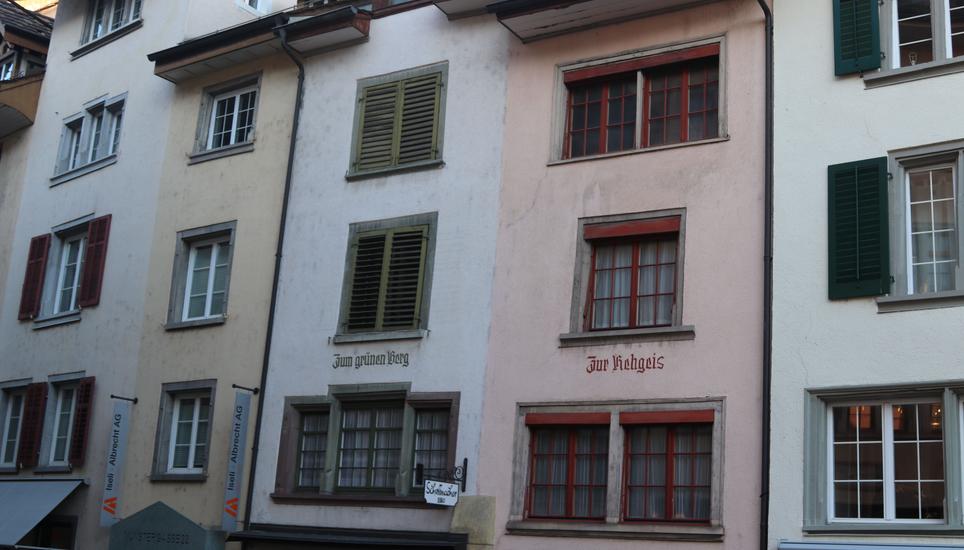 Viele alte Häuser in Schaffhausen tragen stolz ihren jeweiligen Namen in form einer kunstvollen Anschrift. Gut vertreten sind dabei vor allem jegliche Art von Pflanzen. Einige Häusernamen bringen Sie aber heute garantiert zum Schmunzeln. Klicken Sie sich durch unsere Bildergalerie. Bilder: daz