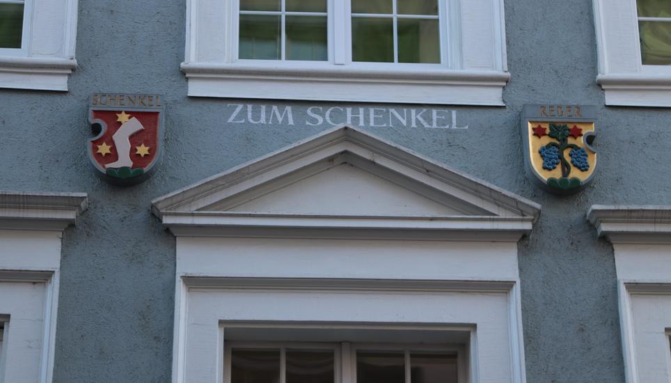 Bei diesem Anblick wurde früher wohl der eine oder Mann rot im Gesicht. Das Haus zum Schenkel liegt in der Schaffhauser Unterstadt direkt...