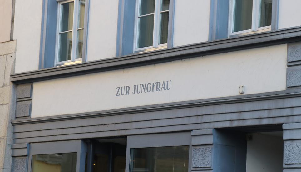 ...neben dem Haus zur Jungfrau.