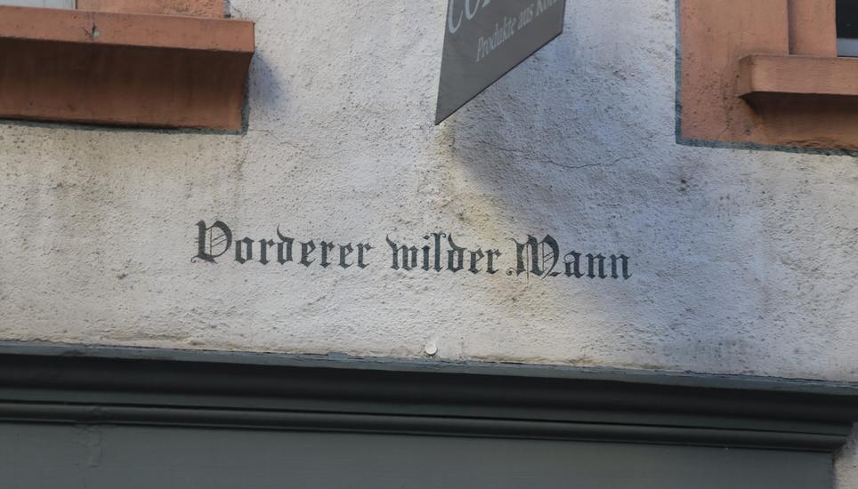 Das letzteres überhaupt noch diesen Namen trägt, ist verwunderlich: Gleich daneben steht nämlich das Haus «Vorderer wilder Mann».