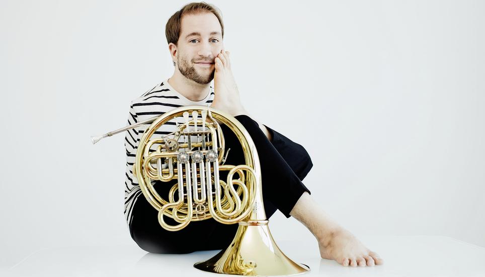 «Fussnoten» heisst Felix Kliesers Biografie. Nun sind sie in Mozarts Hornkonzerten zu hören. Bild: Julia Wesely