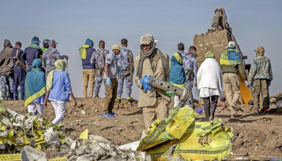Helfer sammeln die Trümmer der Boeing 737 Max 8 in Äthiopien ein. Bild: Key