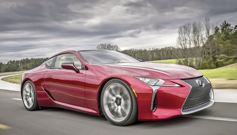 Der LC 500 hat ein aufsehenerregendes Design, dazu gehört auch die lange Fronthaube, unter der ein 5-Liter-V8-Motor bollert. Bild: PD