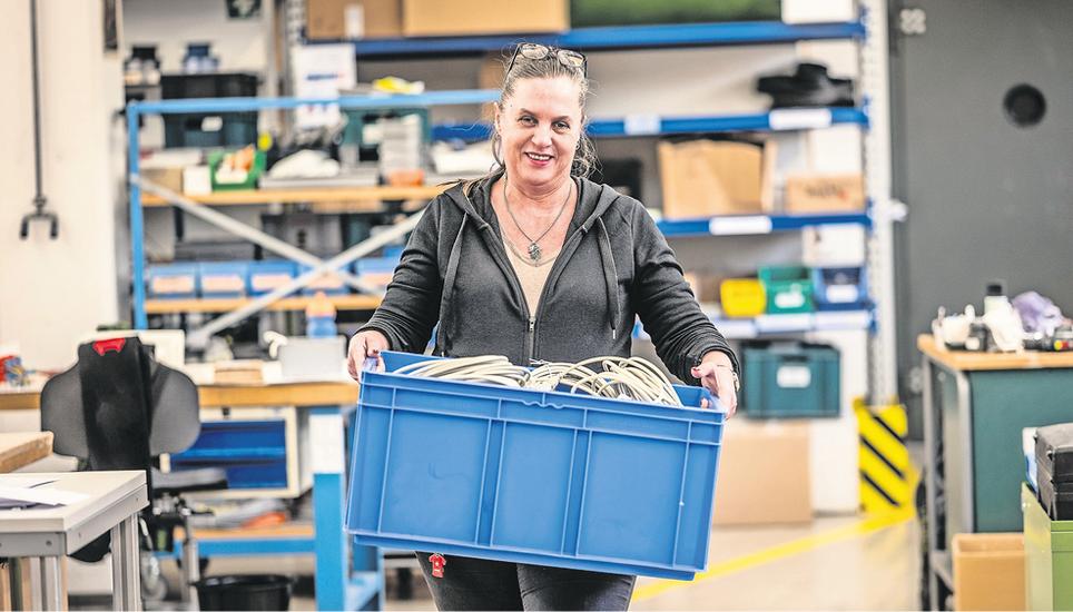 Mithelfen beim Umzug aufs SIG-Areal nach Neuhausen: Verena Brunschwiler stellt Umzugsmaterial in Boxen bereit.
