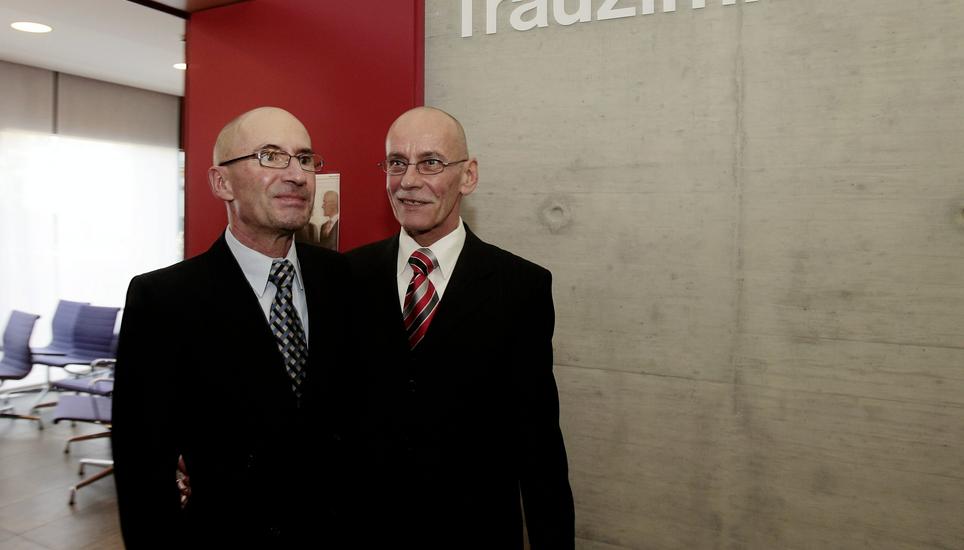 Franz Freuler (62/re.) und Jürg Zaugg (54) liessen am 3. Januar 2007 auf dem Zivilstandsamt Dübendorf als eines der ersten homosexuellen Paare in der Schweiz ihre Partnerschaft offiziell eintragen. Jetzt sollen sie auch heiraten dürfen. Bild: Key
