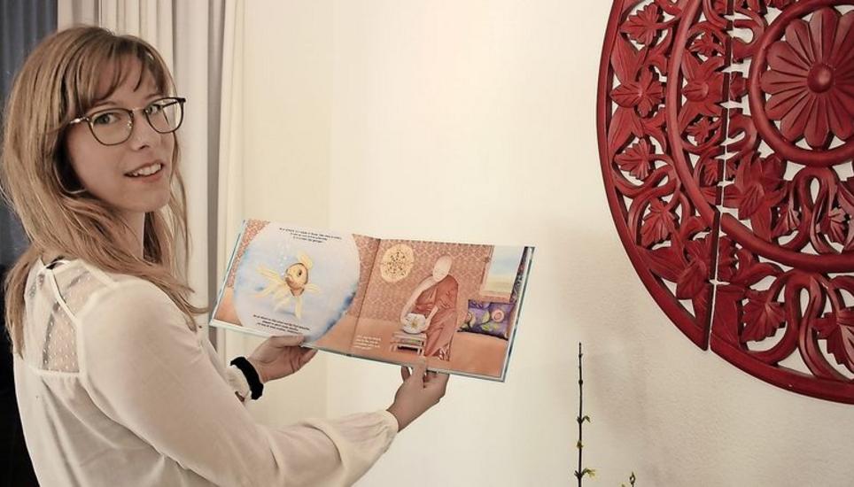 Mirjam Santschi mit ihrem ersten Kinderbuch «Die drei Siebe», das sie erst gerade veröffentlicht hat. Bild: Sonja Werni