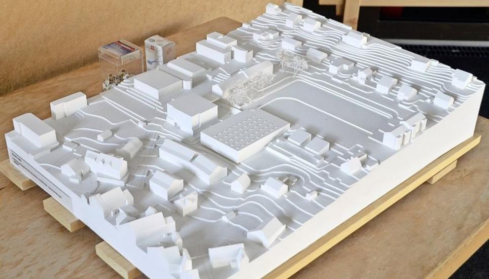 Die Dreifachsporthalle ist der längliche Bau in der Mitte: ein Projekt von über neun Millionen Franken. Bilder: Andreas Grossmann