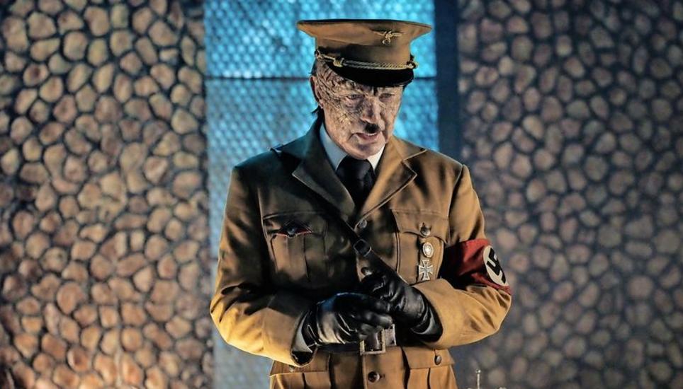 Adolf Hitler (Udo Kier) lebt: Auf der dunklen Seite des Mondes bedroht sein Nazi-Regime die Menschheit. Bild: PD