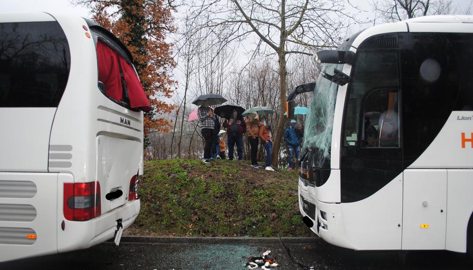 Beim Verkehrsunfall in Neuhausen verletzten sich drei Personen. Sie wurden zur Kontrolle ins Spital gefahren. Bild: shpol