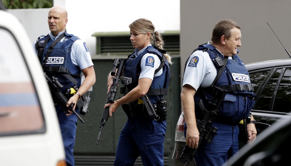 Polizisten patrouillieren vor dem Tatort in Christchurch. Bild: Key