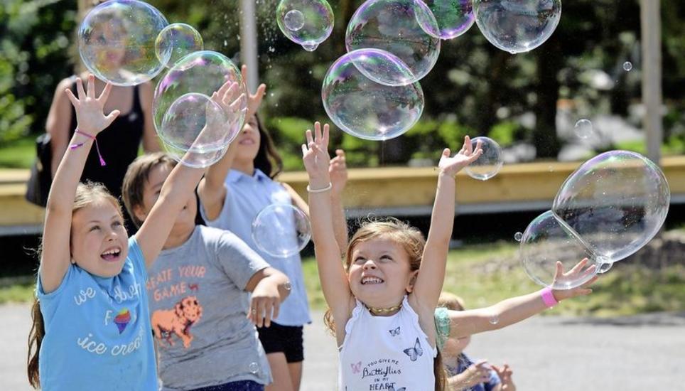 Hurra! Es gibt Geld vom Kanton für uns Kinder! Vielleicht. Bild: Key