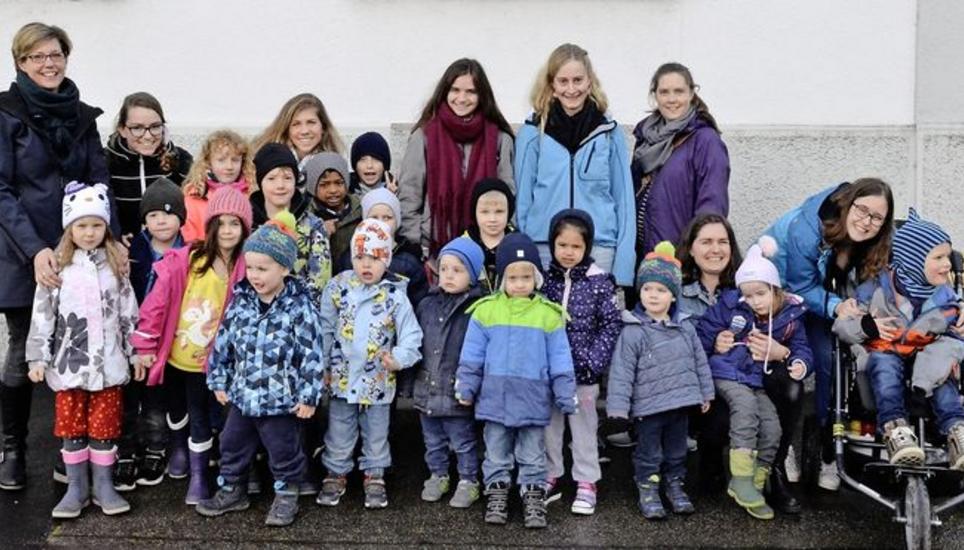 Die Truppe war unter der Leitung von Heidy Stutz (ganz links) im Smilestones in Neuhausen zu Besuch. Bild: Andreas Grossmann