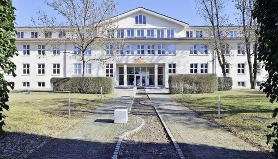 Der Eingang zum Innovationszentrum RIZ in der alten Kaserne. Links und rechts die von Efeu umrankten historischen Wächterkabäuschen. Bild: Michael Kessler