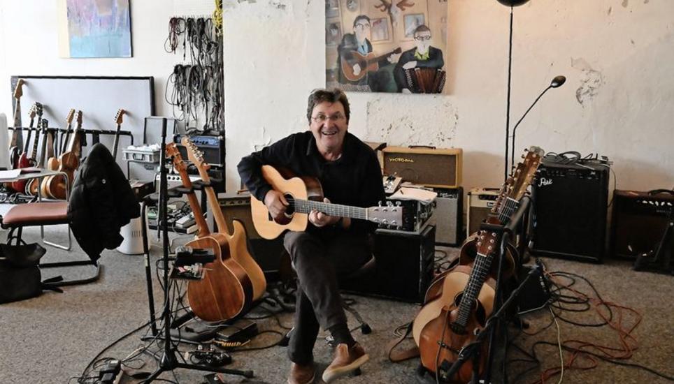 Max Lässer in seinem Studio in der Badener Altstadt. Nun tourt er mit einer speziellen «Solostunde» durch die Lande. Bild: Edith Fritischi
