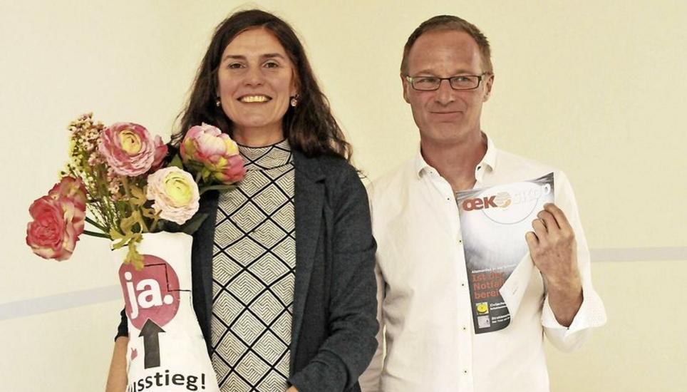 Stephanie Fuchs und Martin Forter werben für Ausstieg aus Kernenergie. Bild: Ueli Meier