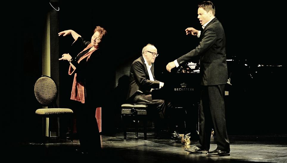 Alle Einsamen sind miteinander verbundenImogen Kogge als Charlotte, der Autor der Stücks, Dietmar Loeffler, und der grossartige Bariton Jochen Kupfer. Bild: Bruno Bührer