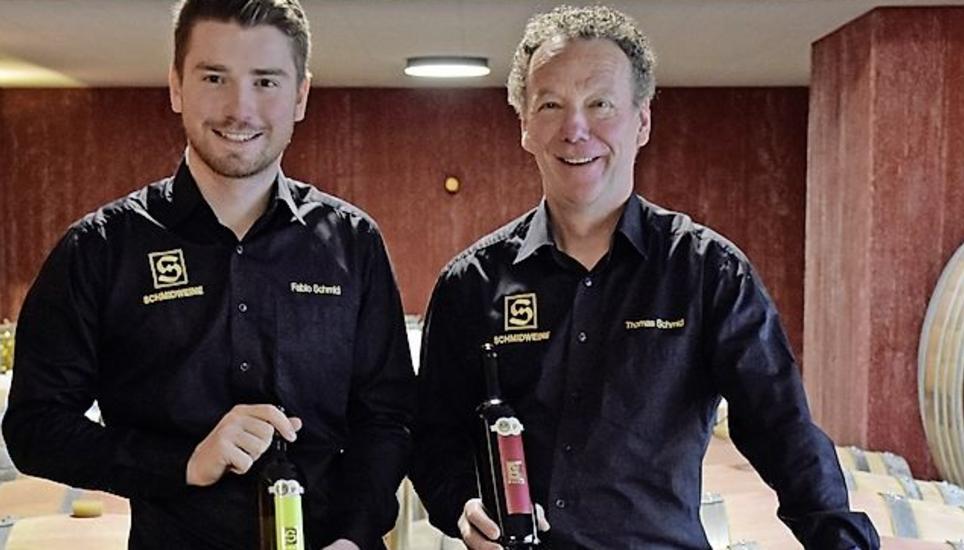 Fabio Schmid und sein Vater Thomas im Barriquekeller in Schlattingen. Bild: zVg
