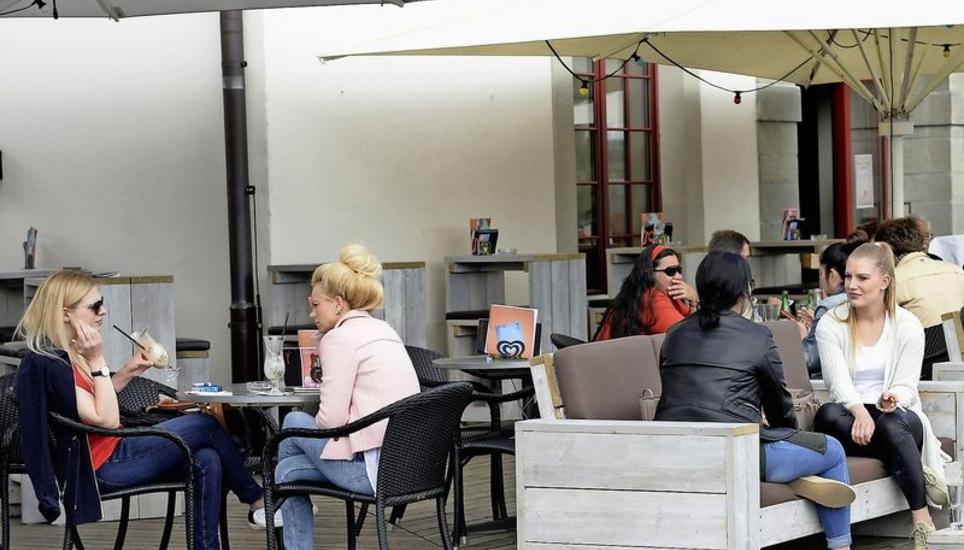 Eine gemütliche Runde im «Güterhof», am liebsten bis tief in die Sommernacht: Bisher wurden die Gäste an Wochenenden um 0.30 Uhr von den Terrassen verwiesen. Diese Saison dürfen sie bis 1.30 Uhr sitzen bleiben. Archivbild: Selwyn Hoffmann