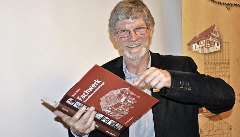Walter Weiss stellte sein neustes Buch vor: 272 Seiten mit rund 800 Illustrationen, 300 Fotografien und 500 Handskizzen. Bild: Peter Oberholzer