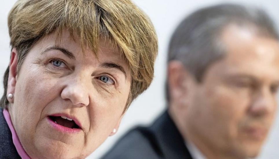 Bundesrätin Viola Amherd mit Remo Lütolf, Verwaltungsratspräsident der Ruag, an der gestrigen Medienorientierung. Bild: Key