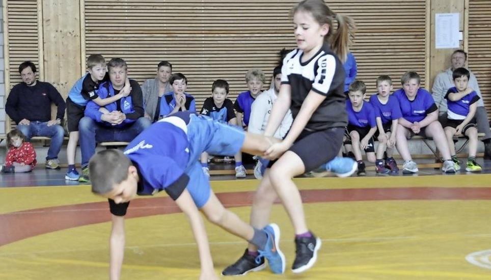 Beim Teamwettkampf Hallau–Herblingen nahm die Herblingerin Jasmin Pfändler ihre Konkurrenten auch mal in die Arme. Bild: Pascal Oesch