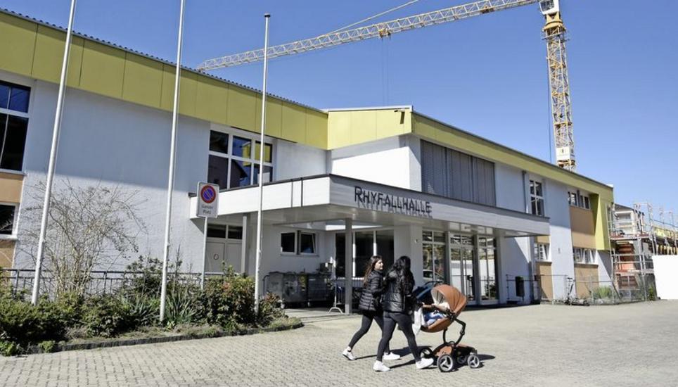 In der Rhyfallhalle standen für das laufende Jahr Sanierungsarbeiten in Höhe von 53 000 Franken an. Diese wurden nun gestrichen. Bild: Melina Ehrat