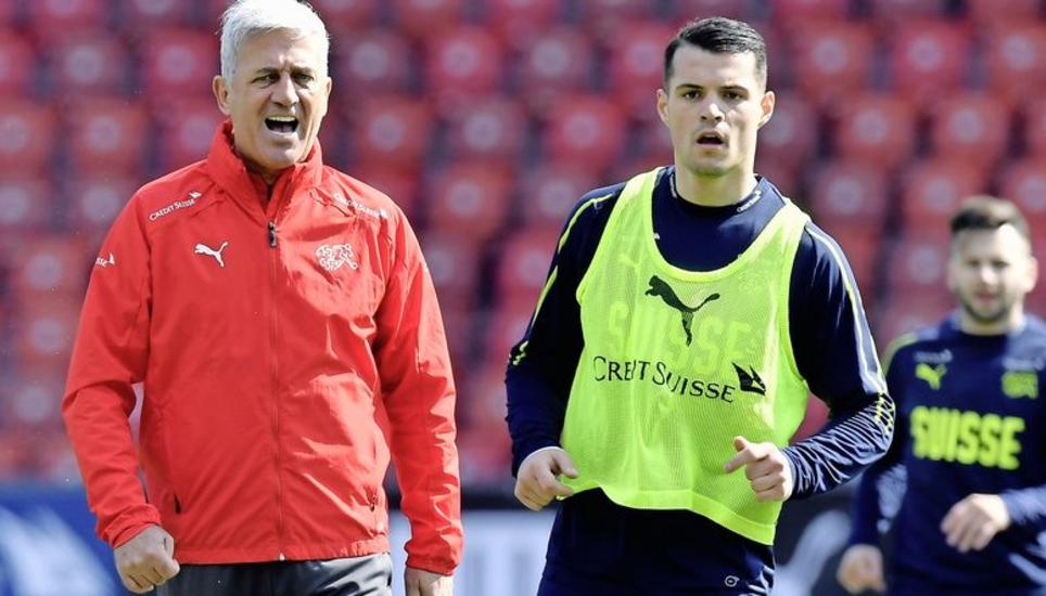 So wirds gemacht: Nationaltrainer Vladimir Petkovic beim Training im Letzigrund mit Mittelfeldstratege Granit Xhaka. Bild: Key