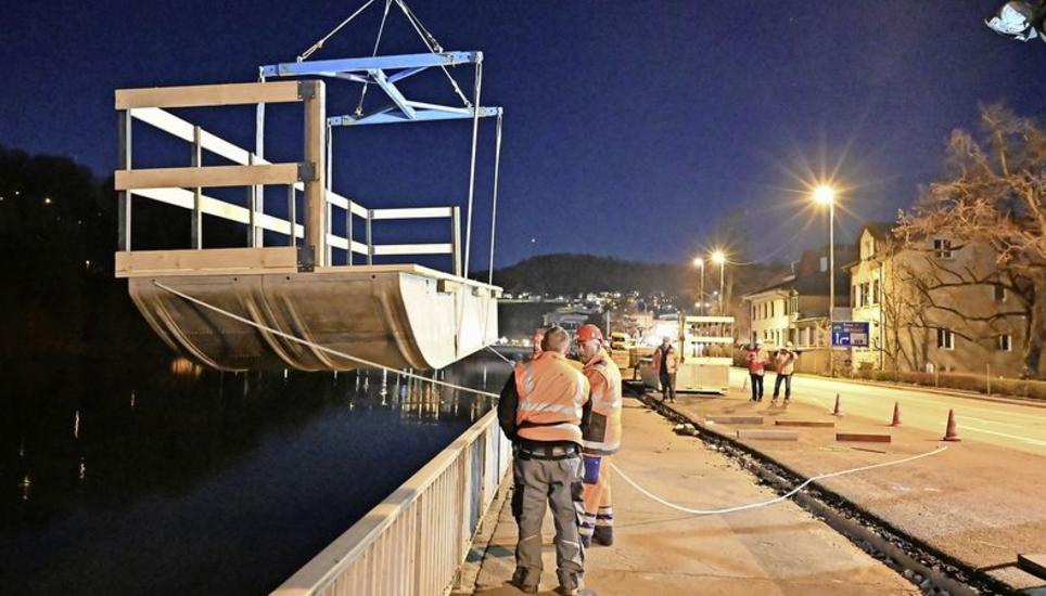 Um zusätzliche Arbeitsfläche zu schaffen, werden Pontons ins Wasser gehievt. Bilder: Selwyn Hoffmann