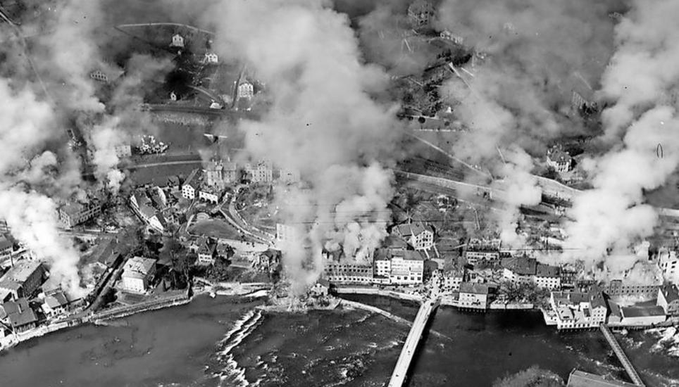 Die getroffene Stadt: Im Mühlenquartier wüteten noch Stunden nach dem Angriff Feuer. Hier fanden fünf Menschen den Tod, darunter ein dreieinhalbjähriges Mädchen. Aufnahme der Schweizer Luftwaffe vom Nachmittag des 1. April 1944. Archivbild: zvg