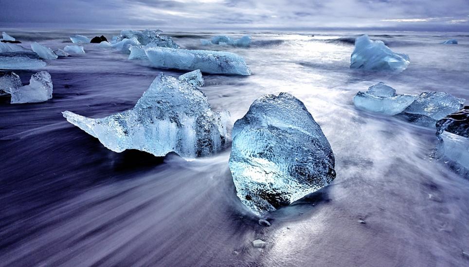 Technisch perfekt umgesetzt: die leuchtenden Kristalle am Diamond Beach auf Island. Bild: Thomas Struppler
