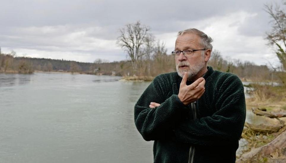 Beat Gisler, Leiter des Rangerdienstes in den renaturierten Thurauen, an der Stelle, wo die Thur (rechts) in den Rhein mündet. «Früher konnte man hier mit dem Auto fahren.» Bilder: Selwyn Hoffmann