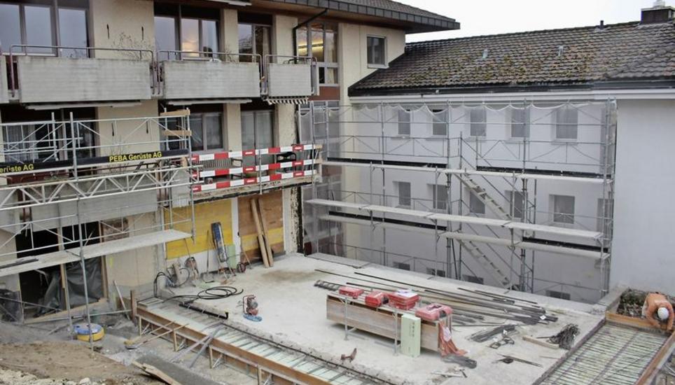 Schon diesen Montag beginnen hier die Aufbauarbeiten des zukünftigen Aufenthaltsraums. Innert drei Wochen soll der Pavillon stehen. Bild: Sonja Werni