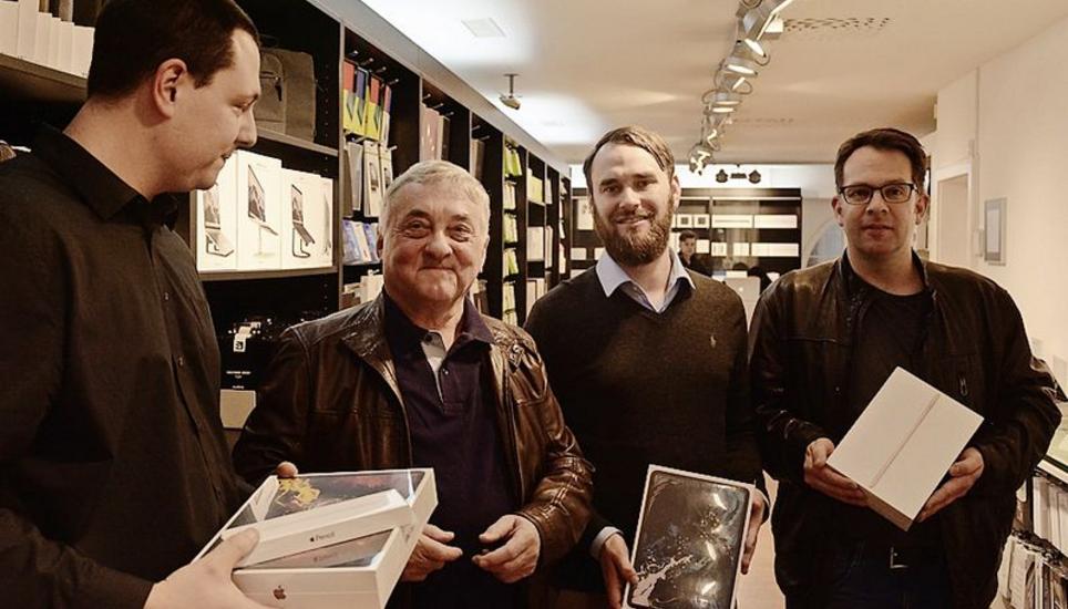 Bernhard Brand (l.) von Data Quest mit Marijan Kucan, Thomas Strupler und Claus Platten. Bild: Julia Leppin
