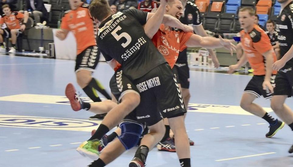 Harte Bandagen am Kreis: Ordentlich zur Sache ging es im Spiel der Kadetten Schaffhausen gegen Bern. Bild: Philipp Hagen