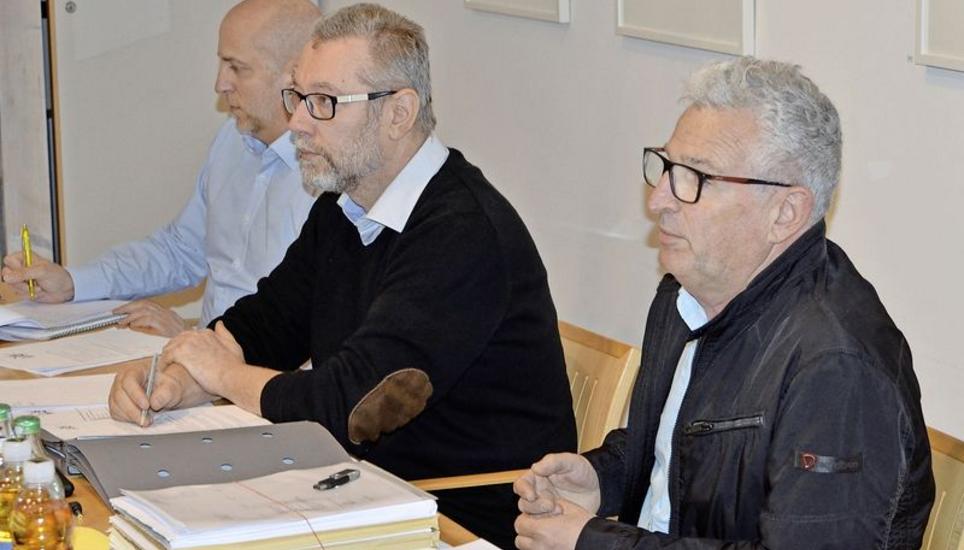 Ingenieur Burkhard Raff und Bürgermeister Markus Möll (v. r.) spürten heftigen Gegenwind. Bild: Andreas Grossmann
