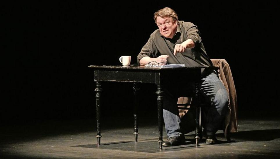 «Wären Sie eventuell geneigt, mein Angebot anzunehmen?»: Helmut Schleich im Schaffhauser Stadttheater. Bild: Selwn Hoffmann