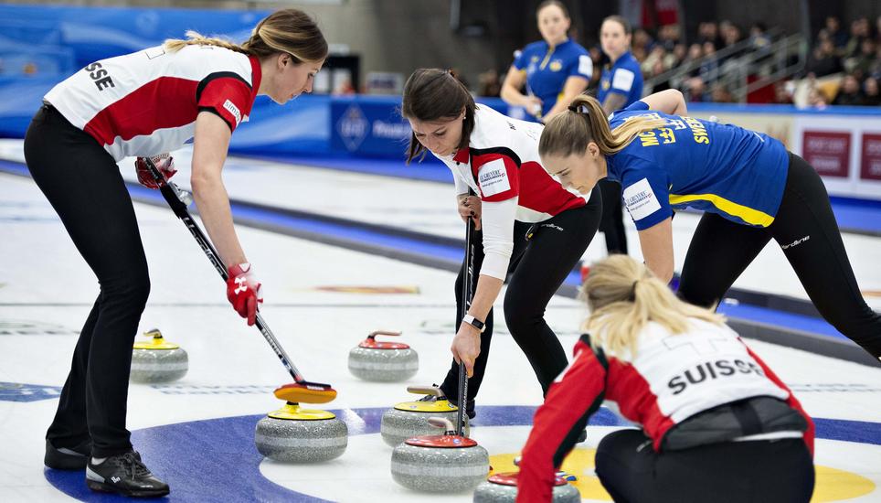 Die Schweizer Curling-Damen gewannen gegen die Olympiasiegerinnen aus Schweden mit 8:7. Bild: Key