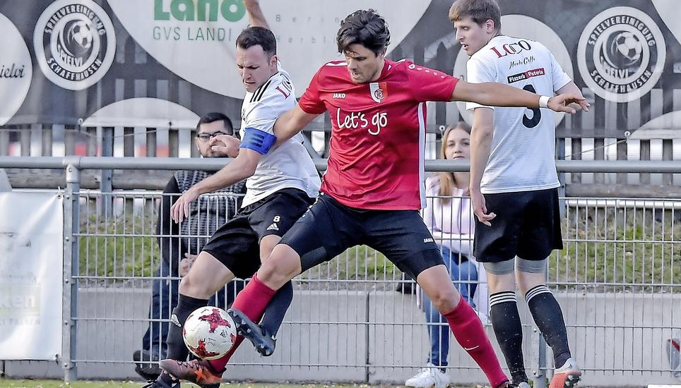 Die SVS in Weiss (links Cyrill Wittwer und rechts Joel Reber) bleibt ohne Verlustpunkt auf Rang 1. Bild:Roger Albrecht