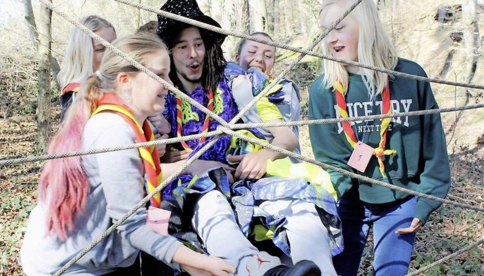 Teamgeist und Organisationstalent braucht es, um durchs Spinnennetz zu gelangen. Bild: Dieter Ritter